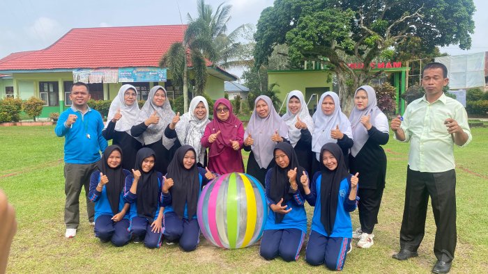 Siswa Kelas XI D Taklukkan Tim Guru, Raih Juara 1 Turnamen Voli MAN 2 Bungo