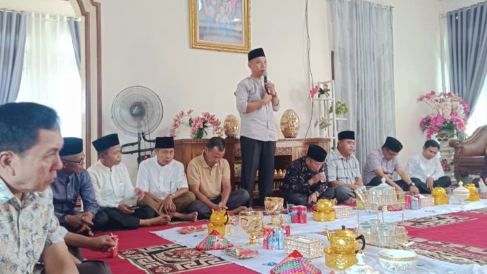 Hangat Penuh Kebersamaan, Keluarga Besar MAN 1 Kerinci Gelar Silaturahmi di Kediaman Kepala Madrasah