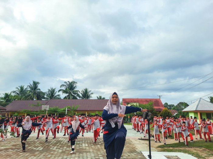 Jaga Kebugaran Tubuh, MTsN 1 Bungo Laksanakan Senam Sehat