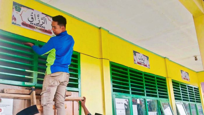 Perindah Tampilan, MIN 4 Tebo Pasang Deretan Poster 99 Asmaul Husna di Sekeliling Lingkungan Madrasah