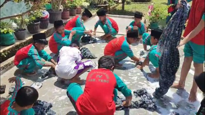 Siswa Kelas 6B MIN 4 Tebo Bersihkan Gorden dalam Aksi Penyegaran Kelas