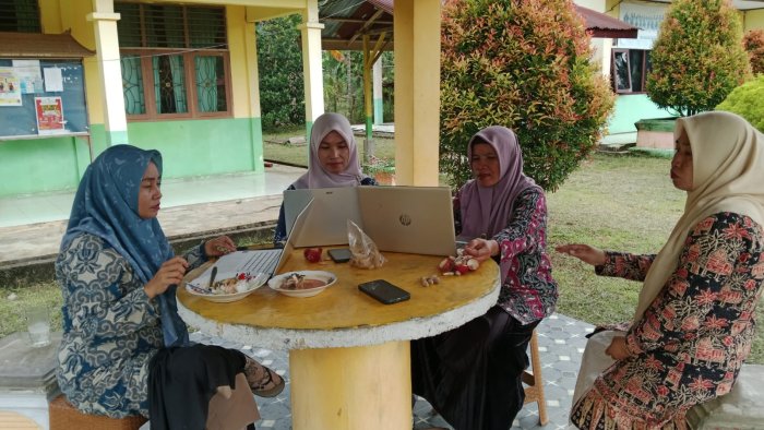 Tingkatkan Mutu Pembelajaran, Guru MAN 2 Tebo  Manfaatkan Gazebo Asri untuk Diskusi Santai