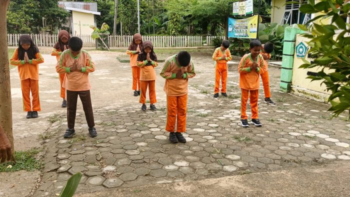 Siswa Siswi Kelas V Praktik Silat dalam Pelajaran PJOK Siswa Siswi Kelas V Praktik Silat dalam Pelajaran PJOK