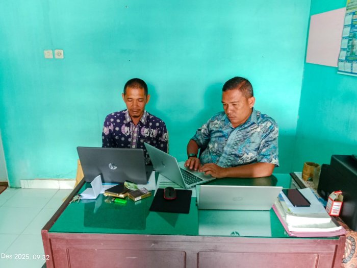 Targetkan Tutup Buku Tepat Waktu, Operator Keuangan MTsN 1 Bungo Fokus Selesaikan Laporan Akhir Tahun