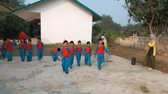 Gelora Kemeriahan Agustusan Belum Usai, Murid Kelas 1 MIN 4 Tebo Unjuk Ketangkasan Berbagai Perlombaan Hiburan