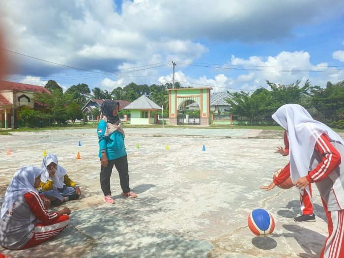 Serunya Pembelajaran PJOK MTsN 1 Bungo: Siswa Antusias Ikuti Praktik Permainan Bola Basket Serunya Pembelajaran PJOK MTsN 1 Bungo: Siswa Antusias Ikuti Praktik Permainan Bola Basket