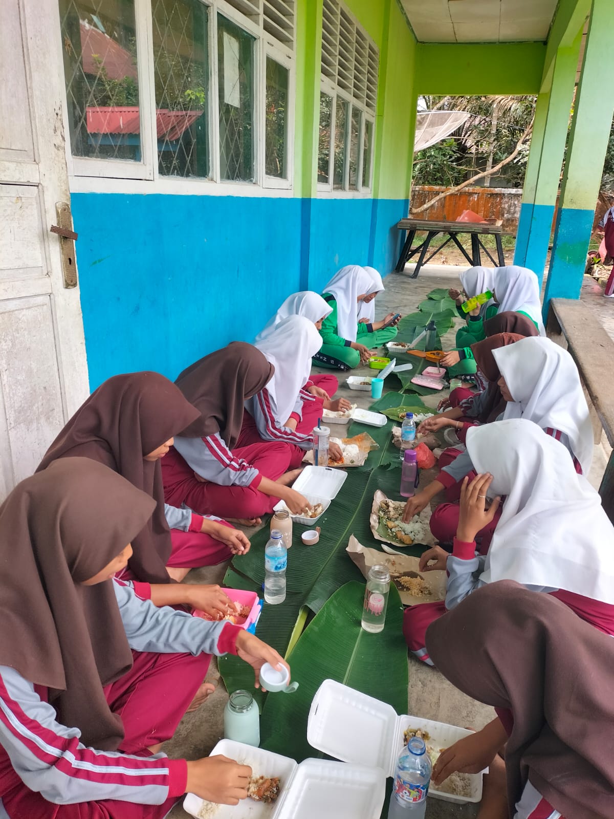 MTsN 5 TEBO GELAR GOTONG ROYONG MENYAMBUT RAMADHAN 1446 H, DILANJUTKAN DENGAN MAKAN BERSAMA