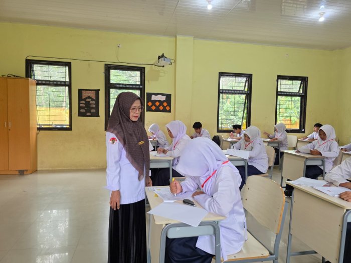 Hari Pertama Ujian Madrasah MTsN 1 Bungo Berjalan Lancar, Pengawas Tunjukkan Profesionalisme Tinggi