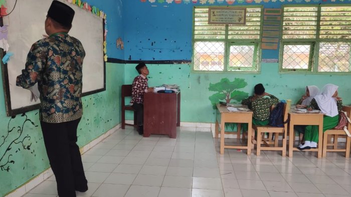 Kepala MIN 4 Tebo Laksanakan Supervisi Pembelajaran di Kelas 4B