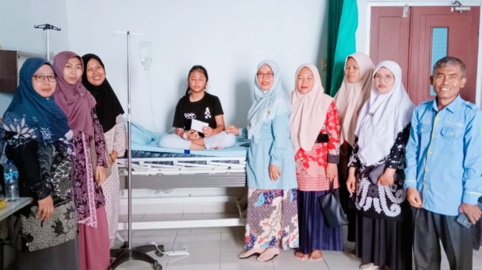 Kepala Madrasah dan Guru MIN 4 Tebo Menjenguk Siswa yang Dirawat di RSUD Bungo