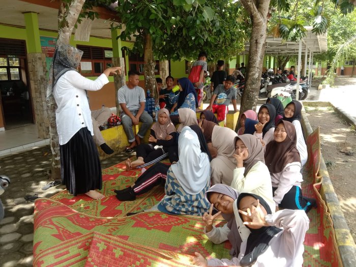 Kehangatan Tali Persaudaraan: Bincang Santai Anggota Pramuka MTsN 1 Bungo bersama Pembina dan Pelatih Kehangatan Tali Persaudaraan: Bincang Santai Anggota Pramuka MTsN 1 Bungo bersama Pembina dan Pelatih