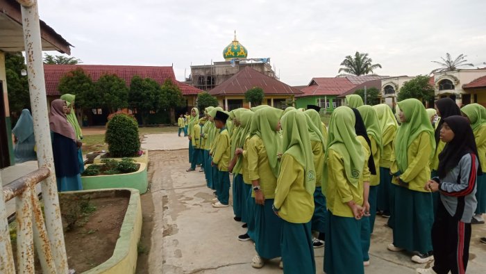 Anggota PMR MTsN 2 Bungo Laksanakan Apel Rutin Bersama Pembina Anggota PMR MTsN 2 Bungo Laksanakan Apel Rutin Bersama Pembina