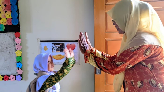Salam Pulang Penuh Makna: Tradisi Harian yang Hangatkan Hati di Kelas 1A MIN 4 Tebo