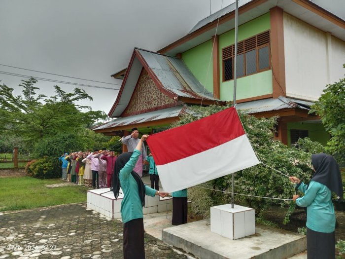 Khidmat dan Penuh Makna, MTsN 1 Bungo Peringati Hardiknas 2026 Lewat Upacara Bendera Inspiratif