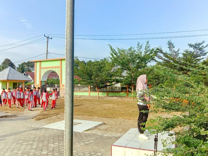Senam Kesehatan Jasmani MTsN 1 Bungo Berjalan Asyik dan Menyenangkan di Bawah Arahan Ibu Fitra Hayati, S.Pd. Senam Kesehatan Jasmani MTsN 1 Bungo Berjalan Asyik dan Menyenangkan di Bawah Arahan Ibu Fitra Hayati, S.Pd.