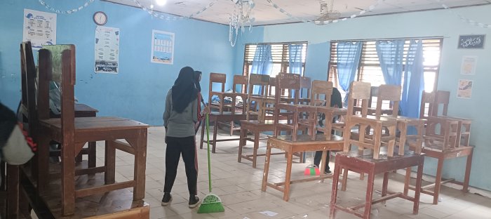 Siswa MTsN 2 Bungo Laksanakan Piket Bersih Usai KBM