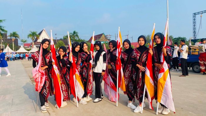 Perdana Tampil, Drumband MAN 2 Tanjab Barat Meriahkan Pawai Budaya dan Pembangunan HUT RI ke-81