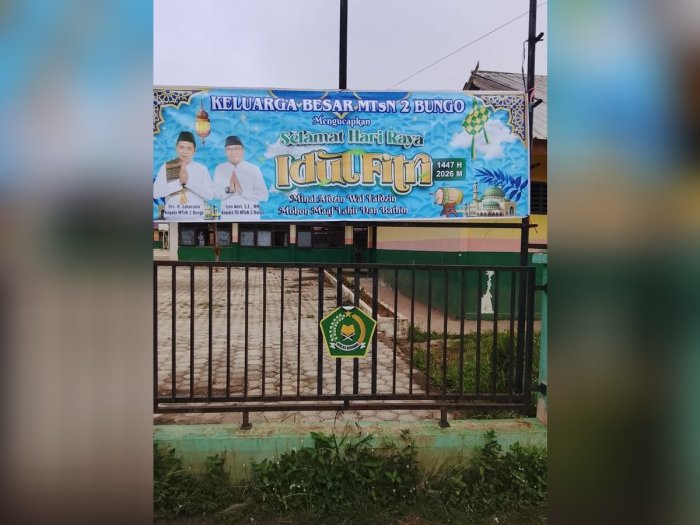 Sambut Idul Fitri 1447 H, MTsN 2 Bungo Mulai Pasang Spanduk Ucapan