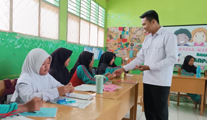 Pemberian Obat Cacing Rutin untuk Siswa MIN 4 Tebo