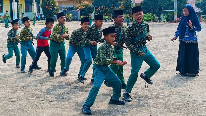 Manfaatkan Jam Istirahat, Regu Garuda Pramuka MIN 4 Tebo Matangkan Yel-Yel Persiapan LT-II