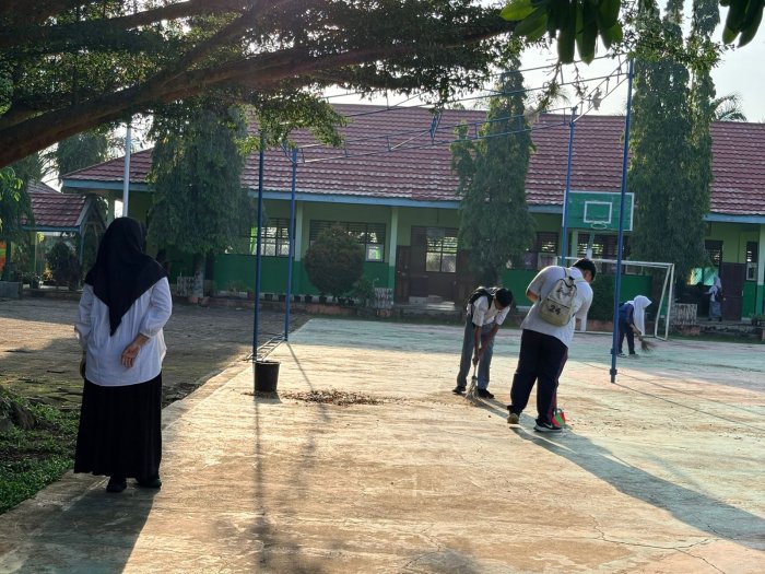Aksi Bersih Pagi, Siswa MAN 2 Bungo Siap Sambut Pembelajaran dengan Lingkungan Nyaman Aksi Bersih Pagi, Siswa MAN 2 Bungo Siap Sambut Pembelajaran dengan Lingkungan Nyaman