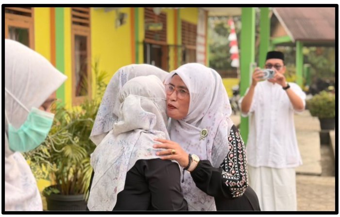 Eratkan Silaturahmi dan Kebersamaan, Kebiasaan Bersalaman Usai Upacara Jadi Tradisi di MTsN 1 Tebo