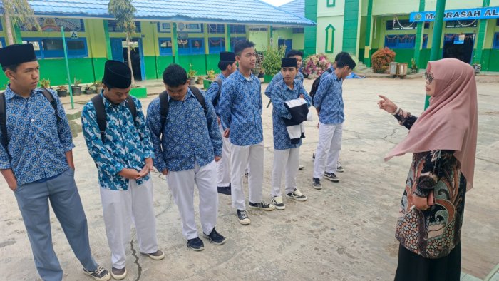 Tegakkan Kedisiplinan, MAN 1 Kerinci Laksanakan Pembinaan bagi Siswa yang Terlambat Hadir Sekolah Tegakkan Kedisiplinan, MAN 1 Kerinci Laksanakan Pembinaan bagi Siswa yang Terlambat Hadir Sekolah