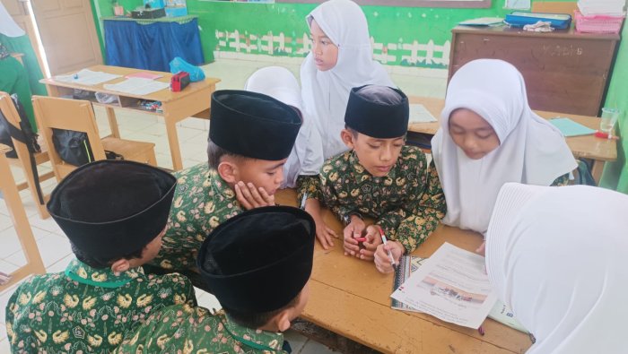 Siswa Kelas 5B MIN 4 Tebo Belajar Meringkas Berita Mulai dengan Membaca Setiap Paragraf dan Menemukan Ide Pokok Siswa Kelas 5B MIN 4 Tebo Belajar Meringkas Berita Mulai dengan Membaca Setiap Paragraf dan Menemukan Ide Pokok