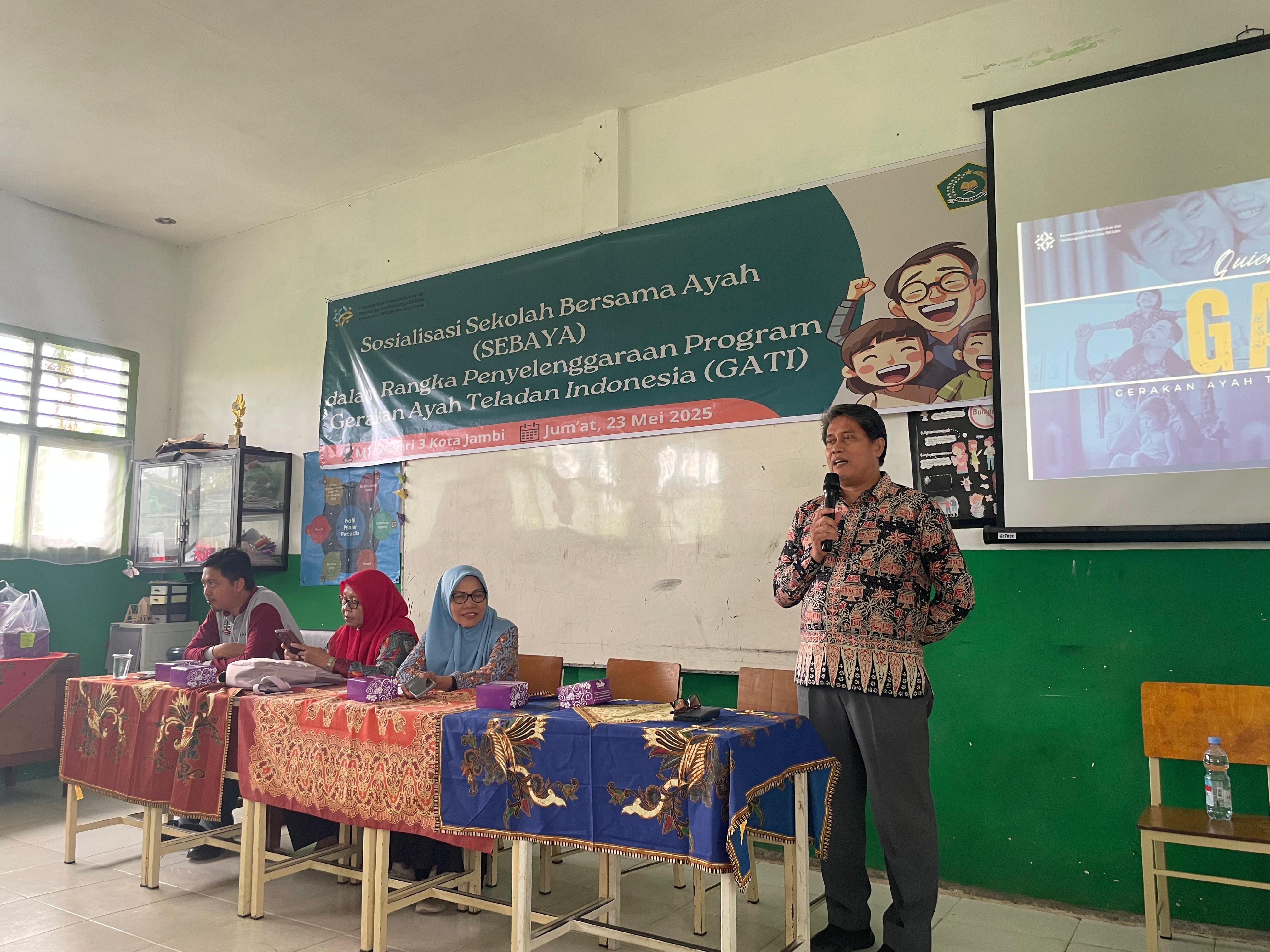 BKKBN Jambi Sosialisasikan “Sekolah Bersama Ayah (Sebaya)†di MTs N 3 Kota Jambi. Kamad: Sejalan dengan Kurikulum Berbasis Cinta BKKBN Jambi Sosialisasikan “Sekolah Bersama Ayah (Sebaya)†di MTs N 3 Kota Jambi. Kamad: Sejalan dengan Kurikulum Berbasis Cinta