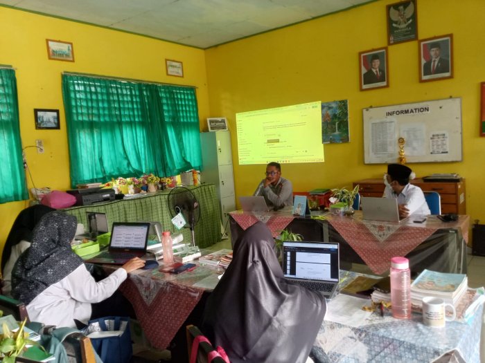Majelis Guru MTsN 4 Batang Hari Ikuti Kegiatan Pengimbasan Pelatihan Gemini AI