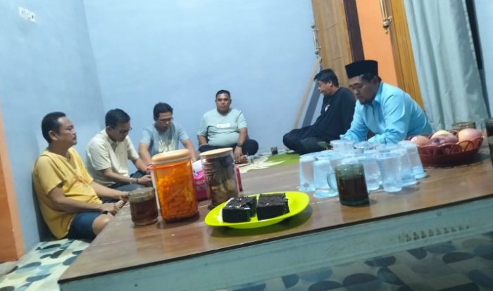 Bentuk Kepedulian, Kepala Madrasah, Komite, dan Wali Murid MTsN 1 Tebo Jenguk Siswa Pascaoperasi Hidung