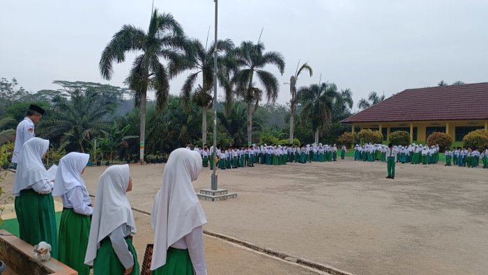 Amanat Pembina Upacara, Kepala MIN 4 Tebo Sambut Murid Baru dengan Pesan Kedisiplinan dan Sayang Sesama Amanat Pembina Upacara, Kepala MIN 4 Tebo Sambut Murid Baru dengan Pesan Kedisiplinan dan Sayang Sesama