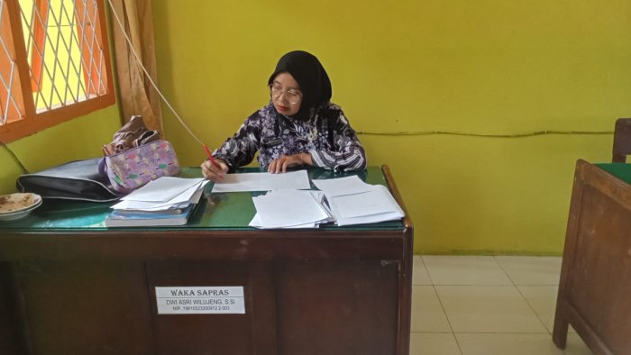 Totalitas Tanpa Batas, Waka Sarpras MAN 2 Tebo Tetap Teliti Koreksi Hasil Ulangan Siswa di Sela Kesibukan