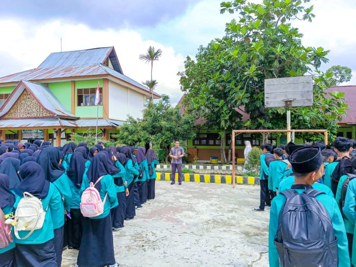 Waka Humas dan Waka Kurikulum MTsN 1 Bungo Sampaikan Arahan Waka Humas dan Waka Kurikulum MTsN 1 Bungo Sampaikan Arahan
