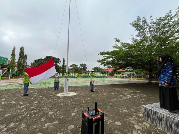 MAN 2 Bungo Laksanakan Upacara Rutin Hari Senin dengan Khidmat dan Tertib MAN 2 Bungo Laksanakan Upacara Rutin Hari Senin dengan Khidmat dan Tertib