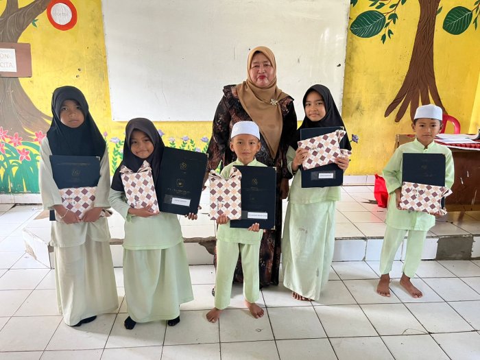 Momen Evaluasi Belajar, Wali Kelas MIN 1 Muaro Jambi Serahkan Rapor Semester kepada Siswa