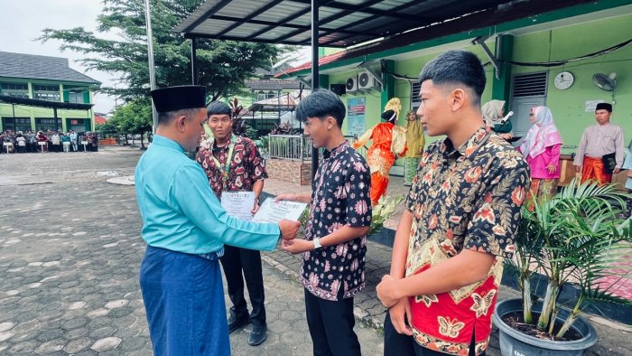 MAN 2 Kota Jambi Serahkan Medali Emas Estafet 4x100 Meter pada Upacara HGN MAN 2 Kota Jambi Serahkan Medali Emas Estafet 4x100 Meter pada Upacara HGN