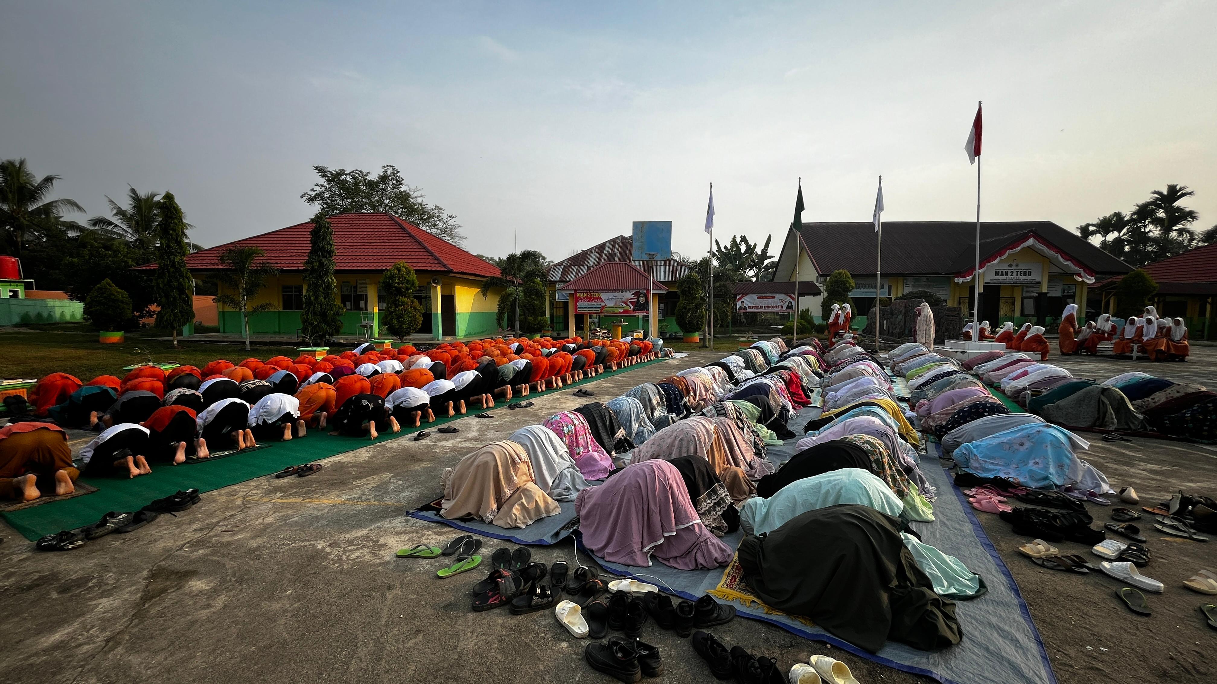 MEMBANGUN KARAKTER RELIGIUS SISWA MAN 2 TEBO MELALUI PEMBIASAAN SHOLAT DHUHA BERSAMA MEMBANGUN KARAKTER RELIGIUS SISWA MAN 2 TEBO MELALUI PEMBIASAAN SHOLAT DHUHA BERSAMA