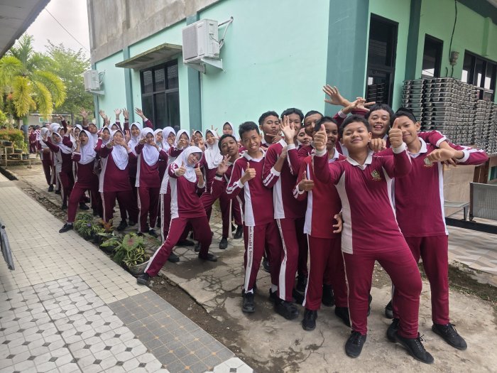 Jalan Santai Pererat Kebersamaan Warga MTsN 3 Kota Jambi Kota Jambi,