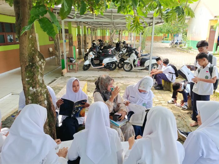 Keluar dari Ruang Kelas, Siswa 8B MTsN 1 Bungo Eksplorasi Alam Bersama Ibu Satri Keluar dari Ruang Kelas, Siswa 8B MTsN 1 Bungo Eksplorasi Alam Bersama Ibu Satri