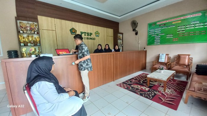 MAN 2 Bungo Terima Kunjungan Tim Optik, Kepala Madrasah dan Staf TU Laksanakan Pemeriksaan Mata MAN 2 Bungo Terima Kunjungan Tim Optik, Kepala Madrasah dan Staf TU Laksanakan Pemeriksaan Mata