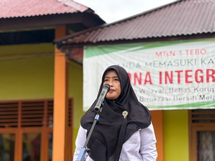 MTsN 1 Tebo Tingkatkan Disiplin Siswa Lewat Upacara Bendera MTsN 1 Tebo Tingkatkan Disiplin Siswa Lewat Upacara Bendera