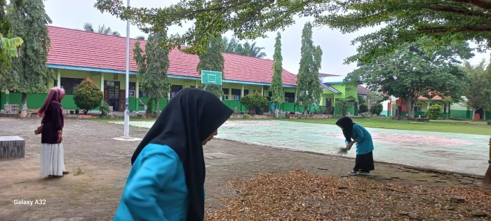 Siswa MAN 2 Bungo Gelar Aksi Bersih-Bersih Lingkungan Jelang Ujian Semester Siswa MAN 2 Bungo Gelar Aksi Bersih-Bersih Lingkungan Jelang Ujian Semester