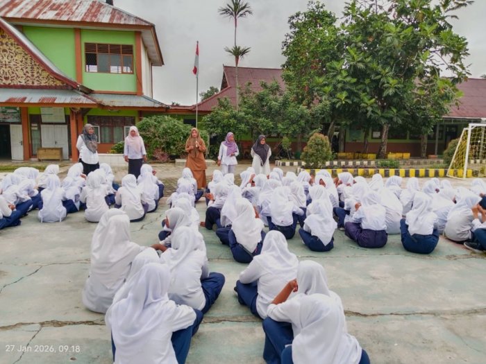 Puskesmas Kecamatan Muko-Muko Bathin VII Sosialisasikan Pola Kesehatan Bagi Remaja Putri di MTsN 1 Bungo Puskesmas Kecamatan Muko-Muko Bathin VII Sosialisasikan Pola Kesehatan Bagi Remaja Putri di MTsN 1 Bungo