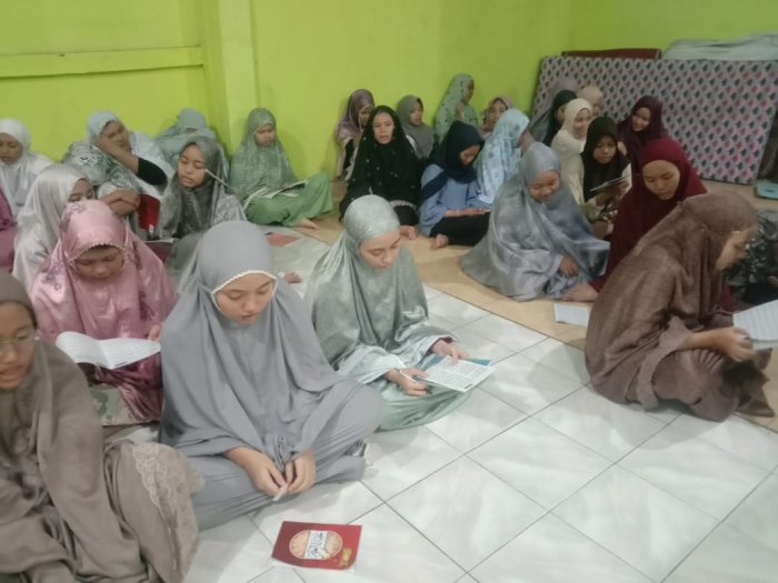 Belajar, Bernyanyi, dan Menyatu dalam Suasana Penuh Keakraban Belajar, Bernyanyi, dan Menyatu dalam Suasana Penuh Keakraban