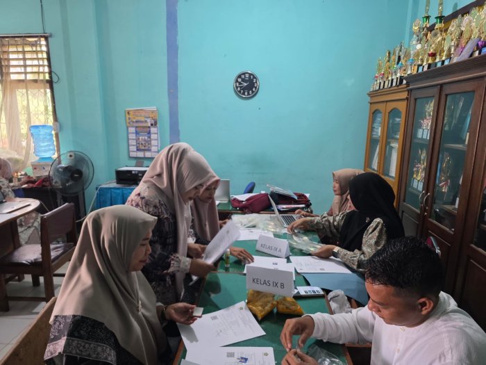 Solid dan Kompak, Panitia UM MTsN 1 Bungo Siapkan Dokumen Kelulusan Peserta Didik Kelas IX