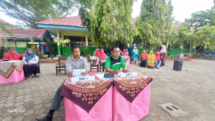 Bapak Adiyon dan Bapak Maskuri Jadi Juri Lomba Senam Antar Kelas Bapak Adiyon dan Bapak Maskuri Jadi Juri Lomba Senam Antar Kelas