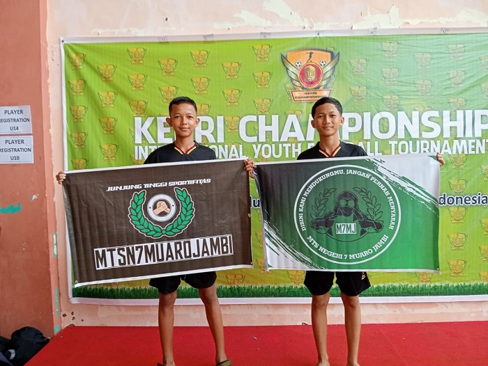 DUA SISWA MADRASAH TSANAWIYAH NEGERI 7 MUARO JAMBI BAWA PULANG PERUNGGU di (Internasional Youth Football Tournament) DUA SISWA MADRASAH TSANAWIYAH NEGERI 7 MUARO JAMBI BAWA PULANG PERUNGGU di (Internasional Youth Football Tournament)