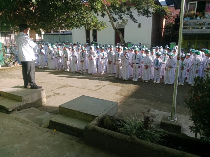 Upacara Bendera Hari Senin Momentum Penanaman Karakter Disiplin dan Nasionalisme di MIN 3 Kerinci Upacara Bendera Hari Senin Momentum Penanaman Karakter Disiplin dan Nasionalisme di MIN 3 Kerinci