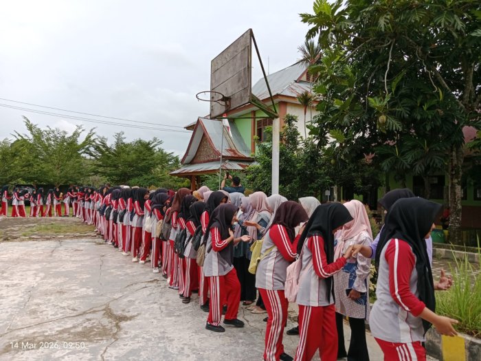 Hari Terakhir Masuk Madrasah, GTK MTsN 1 Bungo Bersalam-Salaman dengan Siswa Sambut Libur Lebaran Hari Terakhir Masuk Madrasah, GTK MTsN 1 Bungo Bersalam-Salaman dengan Siswa Sambut Libur Lebaran
